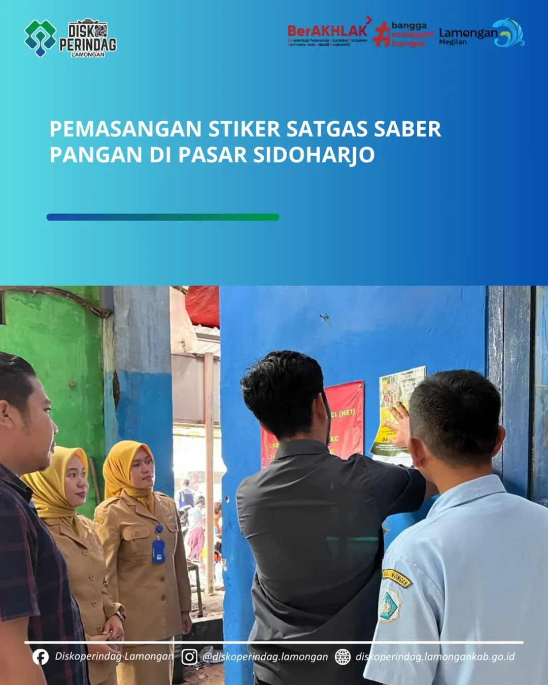 Foto: Pemasangan Stiker Satgas Saber Pangan di Pasar Sidoharjo Lamongan