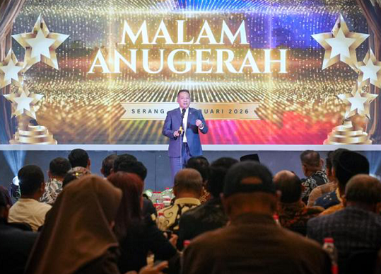 Foto: Dalam rangka Hari Pers Nasional, Ferry Juliantono mendapat penghargaan dari JMSI