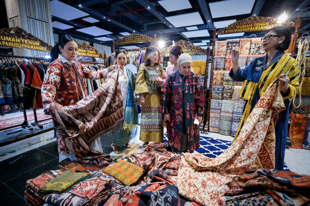 Foto: Buka Bazar Ramadhan, Menteri UMKM Tekankan Pentingnya Menguatkan Pasar Domestik