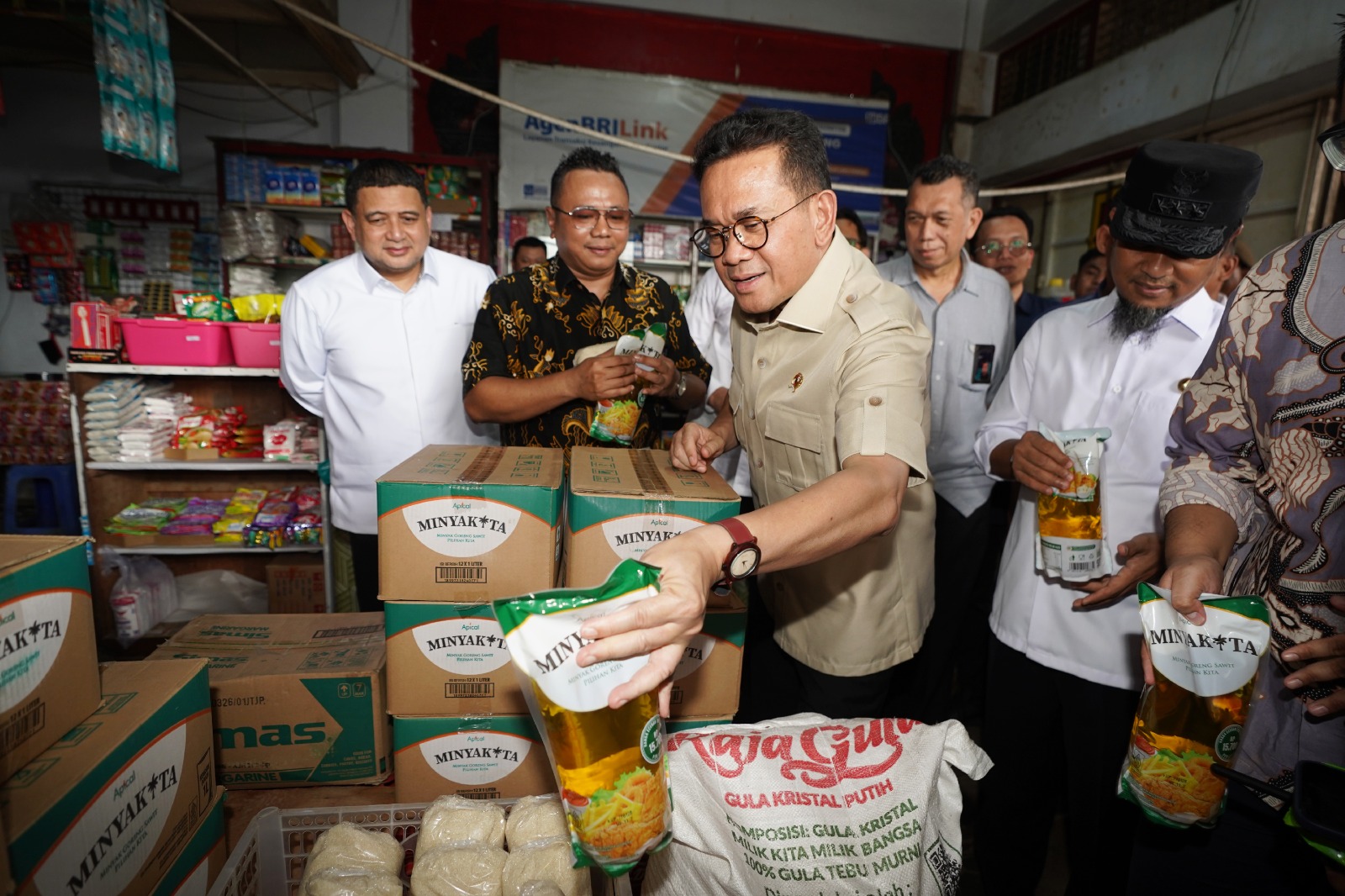 Foto: Tinjau Bapok di Pasar Terong Makassar, Mendag Busan Pastikan Harga dan Pasokan Stabil Selama Ramadan