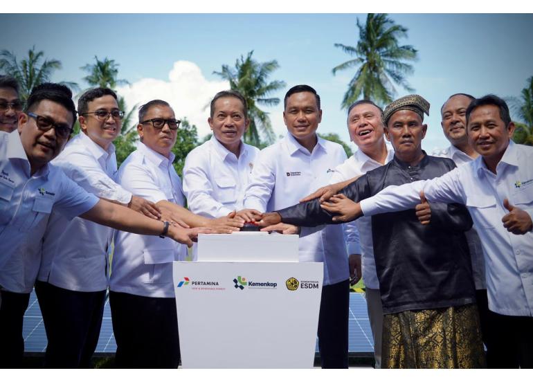 Foto: Sinergi Kemenkop dan Pertamina Launching Percontohan PLTS, Listrik Bagi Koperasi Nelayan Di Pulau Sembur