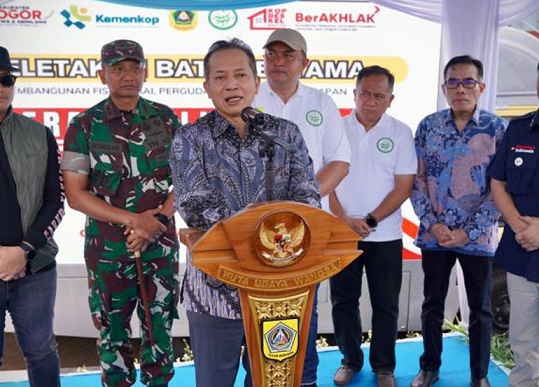 Foto: Menkop Lakukan Peletakan Batu Pertama Pembangunan KKMP Pakansari, Siap Menjadi Contoh Koperasi Kelurahan Modern Indonesia