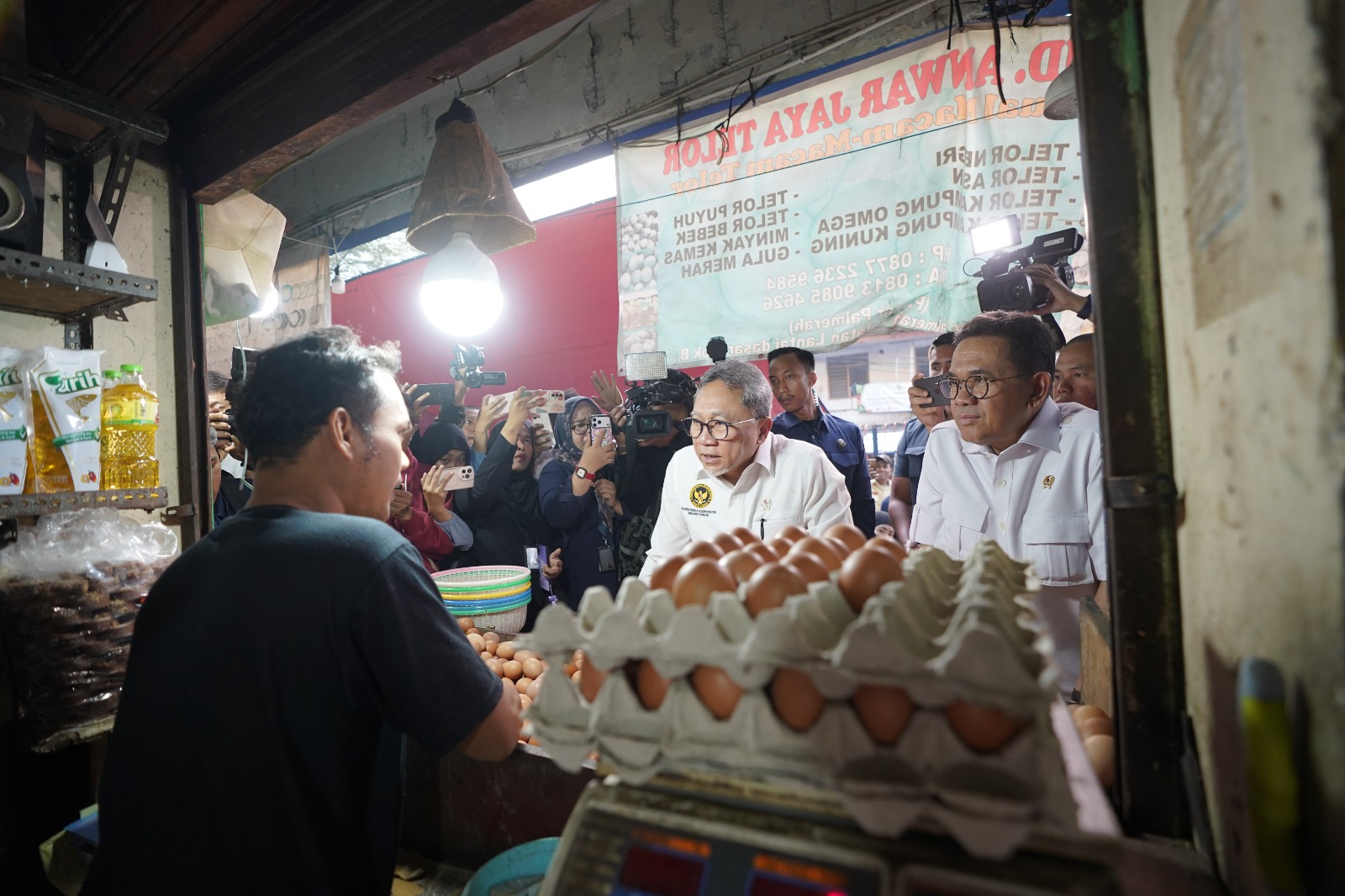 Foto: Mendag Busan Dampingi Menko Pangan ke Pasar Palmerah, Pastikan Stabilitas Harga dan Ketersediaan Bapok