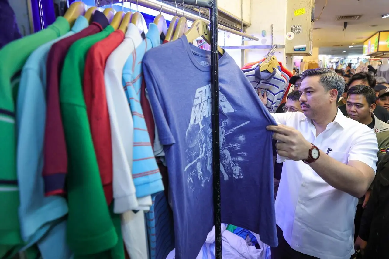 Foto: Tinjau Thrifting Pasar Senen, Menteri Maman Siapkan Perlindungan bagi UMKM