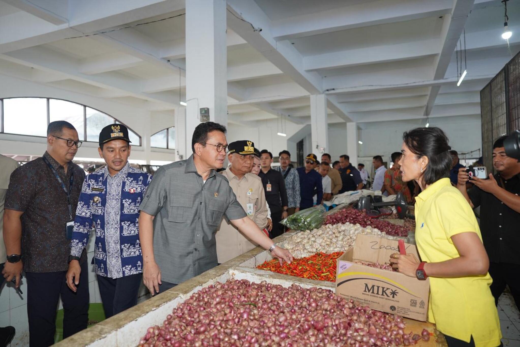 Foto: Pastikan Pemulihan Pasar di Tebing Tinggi Pascabencana, Mendag Busan: Perdagangan Kembali Normal dan Harga Bapok Stabil