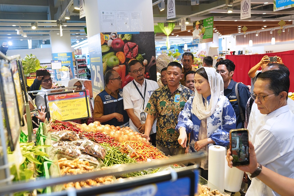 Foto: Tinjau Ritel Modern di Batam, Wamendag Roro Pastikan Stok Bapok Aman Saat Ramadan dan Jelang Lebaran