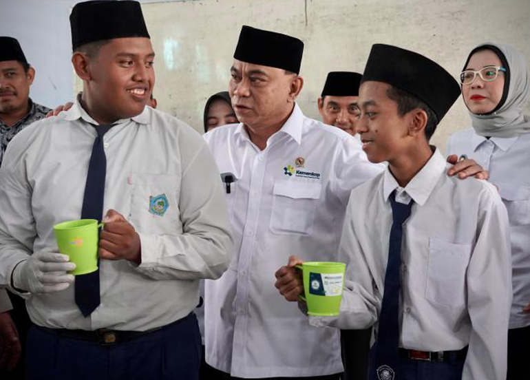 Menkop Budi Arie: MBG Serap Susu Koperasi, Peternak Untung, Anak Sehat