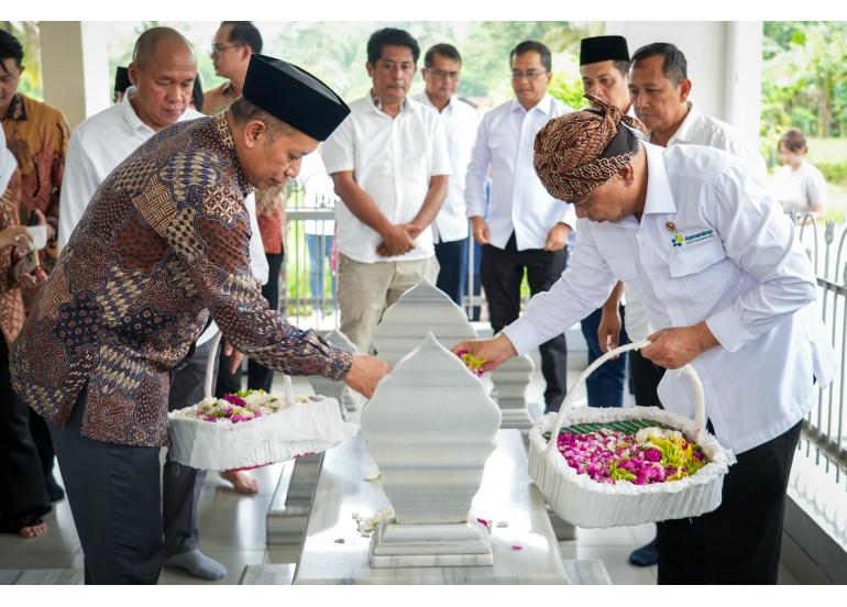 Ziarah ke Makam R.M. Margono Djojohadikusumo, Menkop Budi Arie Kenang Semangat Perjuangan Koperasi