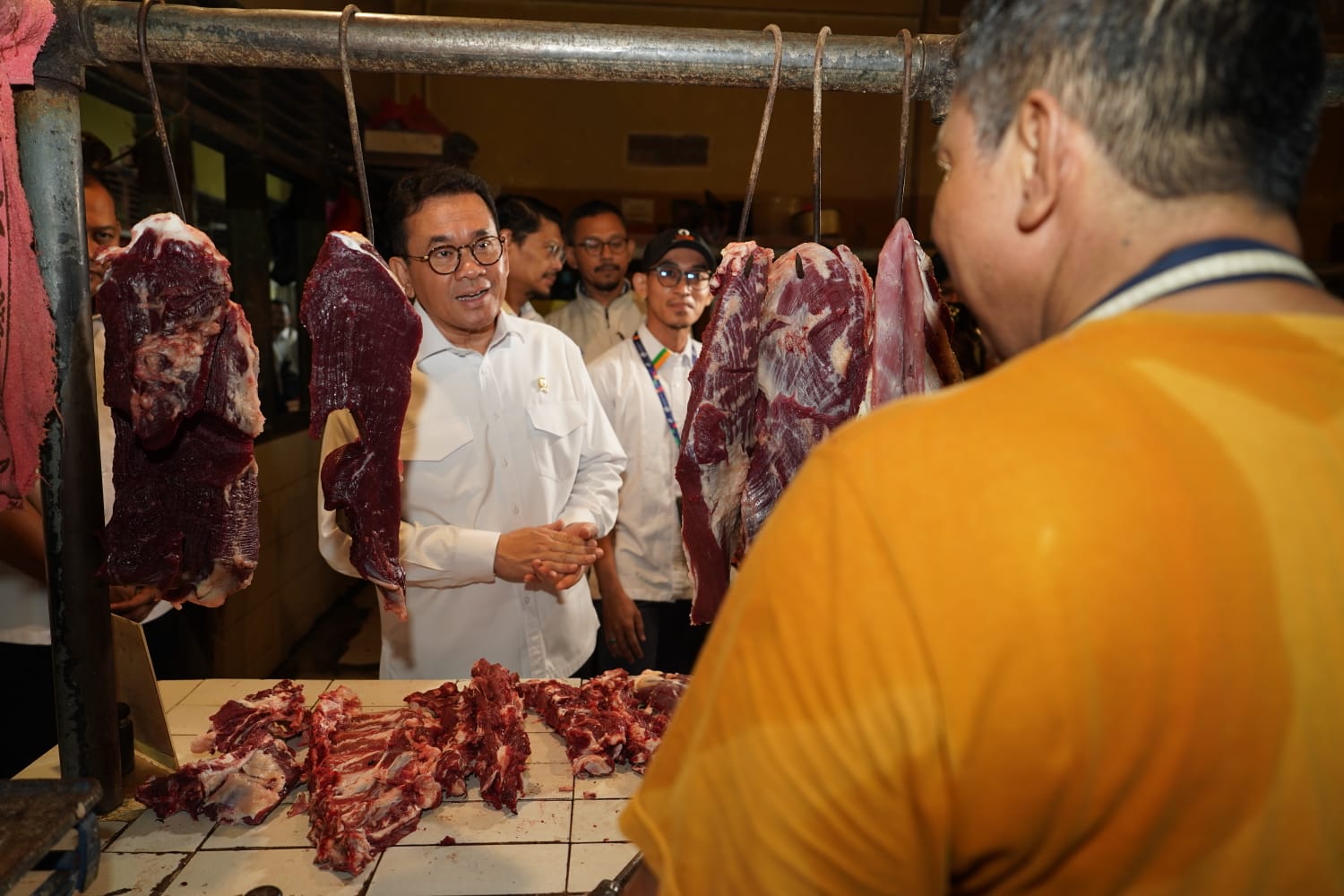Foto: Tinjau Pasar Rawasari, Mendag Busan: Pemerintah Jamin Harga dan Stok Bapok Hingga Lebaran