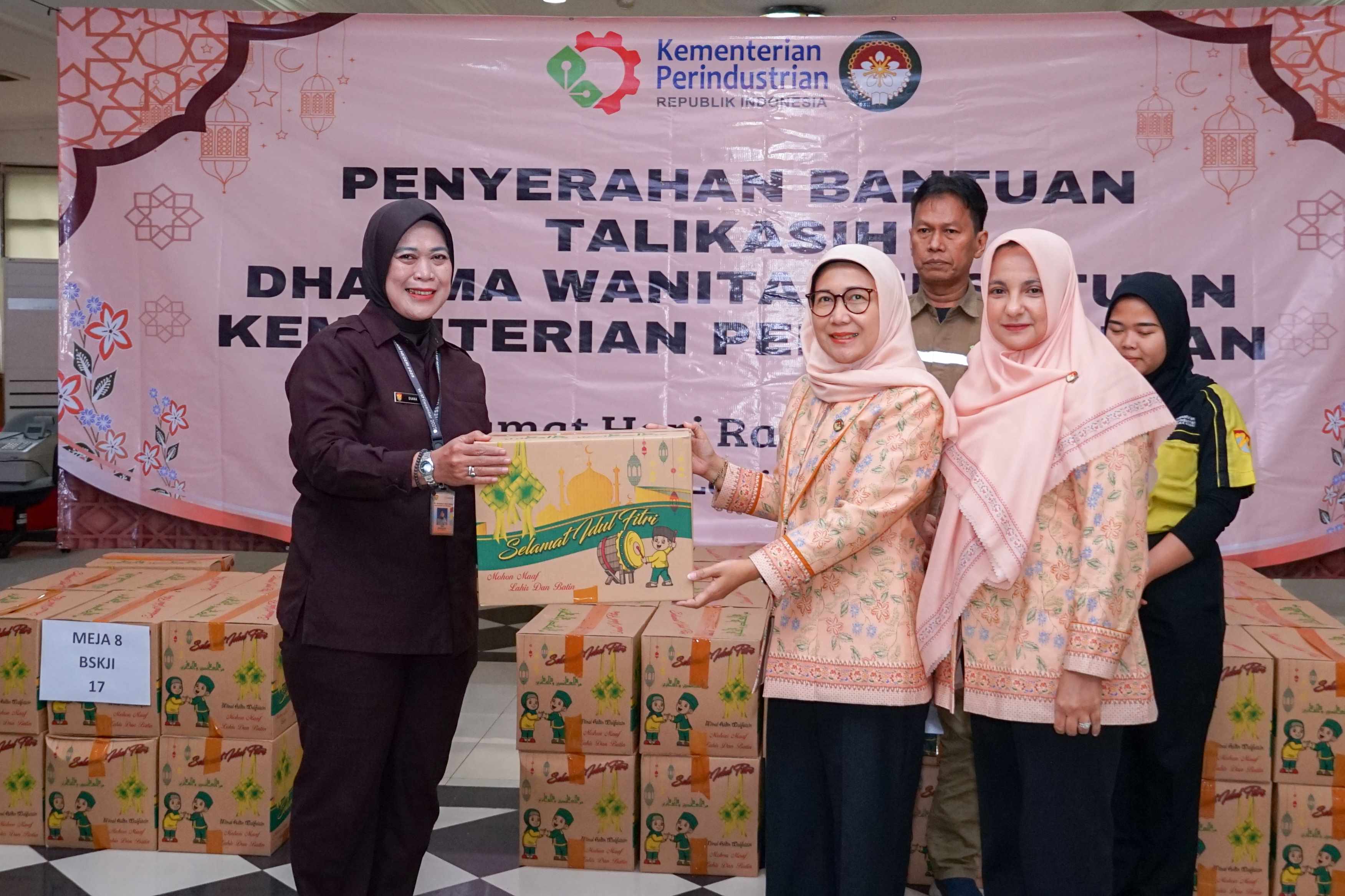 Foto: Semarak Bulan Ramadhan, DWP Kemenperin Serahkan 1.030 Paket Tali Kasih Ramadhan