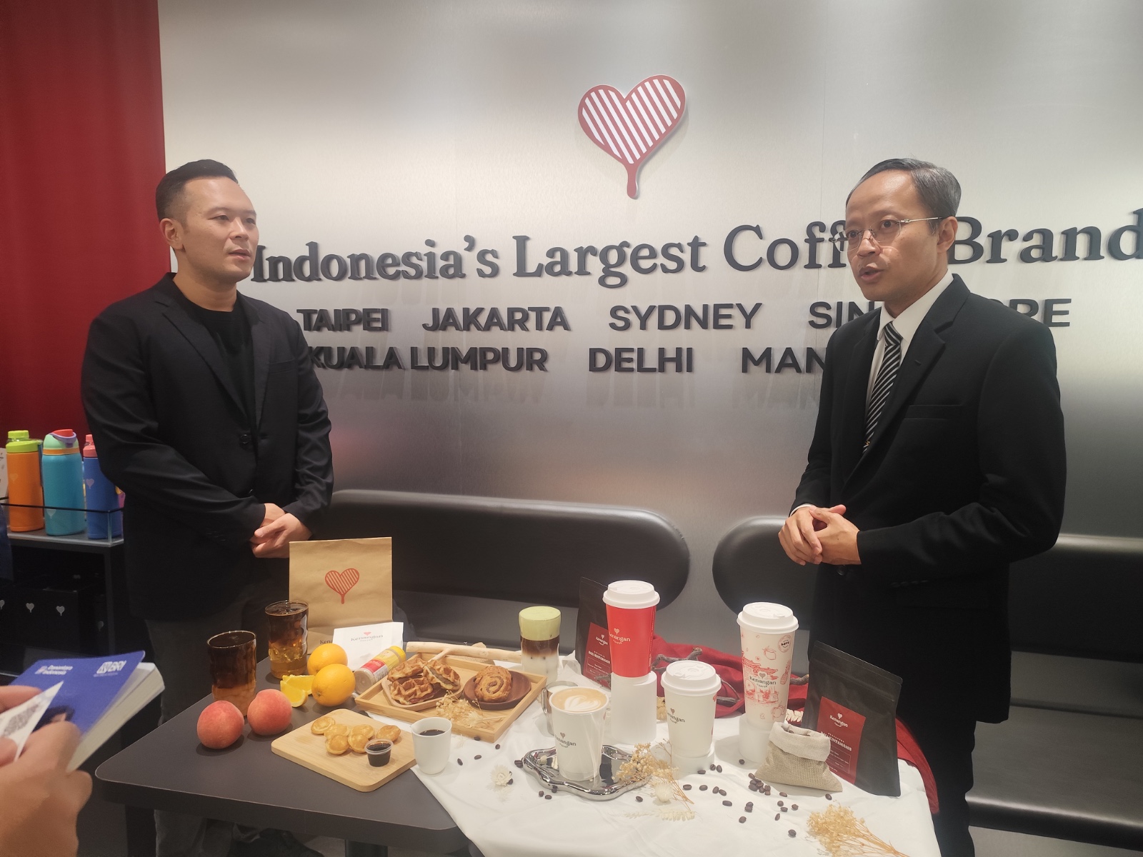 Foto: Dukung Penetrasi Kopi Indonesia, KDEI Taipei Perkuat Debut Kenangan Coffee di Taiwan