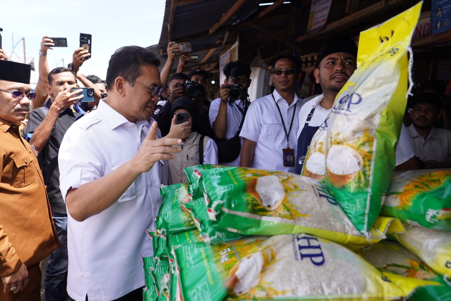 Foto: Tinjau Pasar dan Ritel di Pidie Pascapemulihan, Mendag Busan: Perdagangan Telah Kembali Berjalan