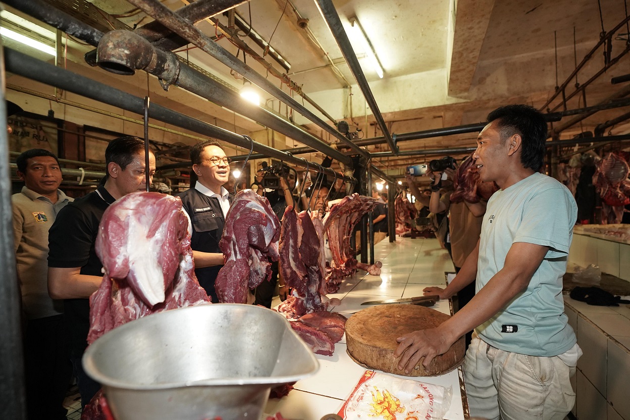 Foto: Sinergi Mendag Busan dan Menteri LH: Gelar Korve dan Tinjau Bapok di Pasar Kramat Jati