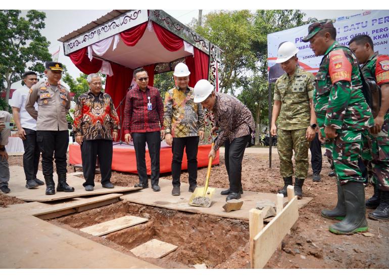 Foto: Menkop Resmikan Pembangunan Koperasi Kelurahan Merah Putih Sokoduwet di Pekalongan