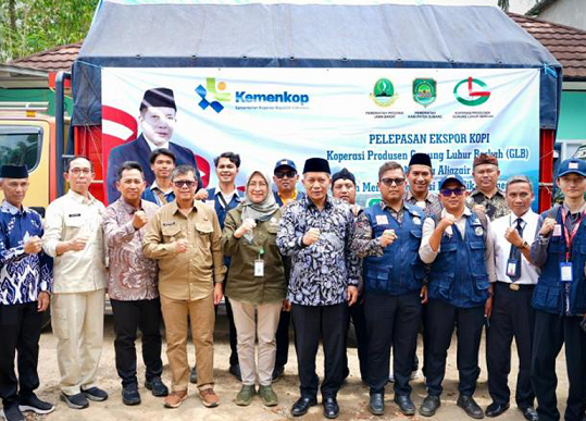 Foto: Menkop Resmikan Pelepasan Ekspor Kopi Koperasi Produsen Gunung Luhur Berkah ke Aljazair