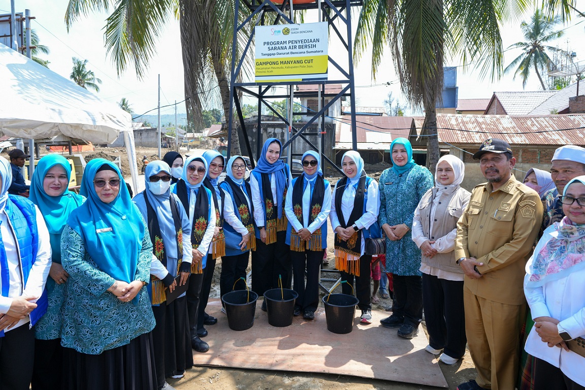 Foto: Kemenperin Salurkan Bantuan Kemanusiaan dan Penguatan IKM ke Pidie Jaya, Ibu Loemongga Kartasasmita Turun Langsung ke Lokasi Bencana