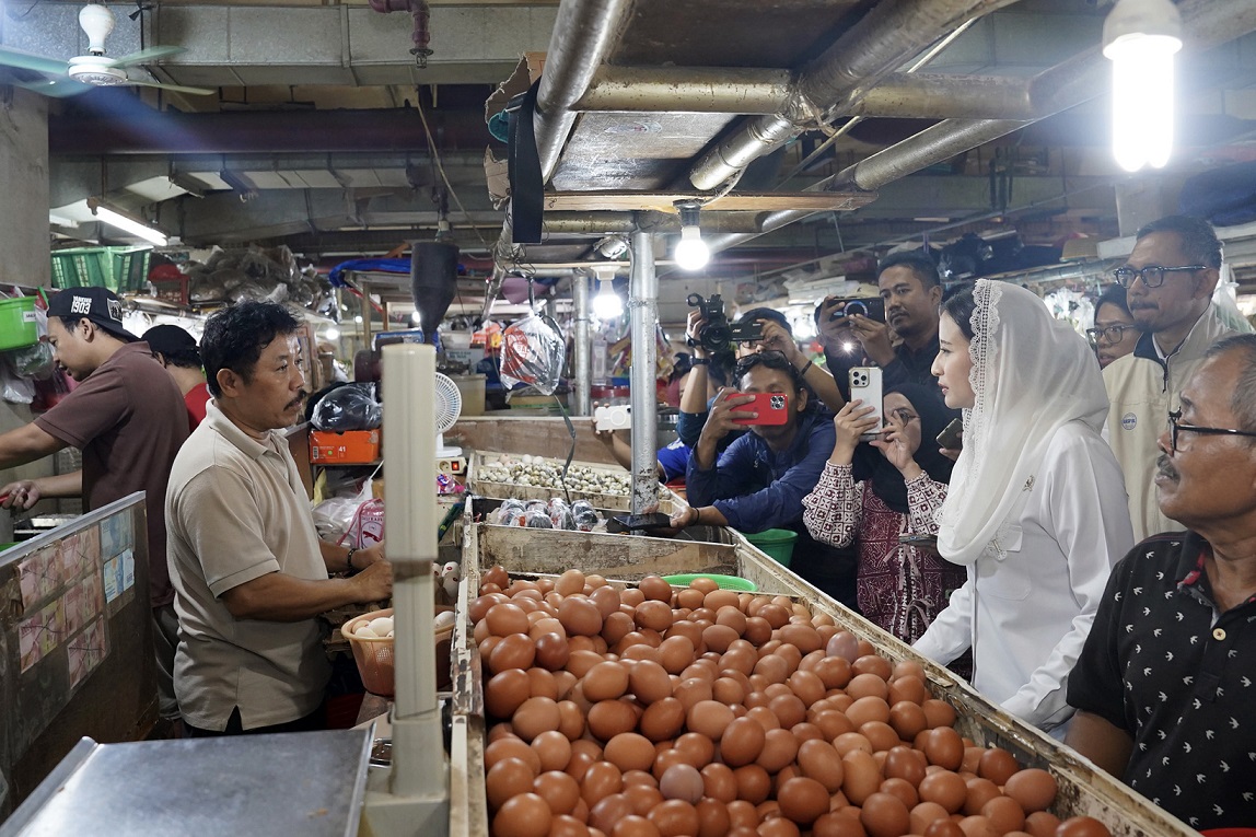 Foto: Tinjau Pasar Mayestik Jelang Lebaran, Wamendag Roro: Pemerintah Pastikan Pasokan Bapok Aman