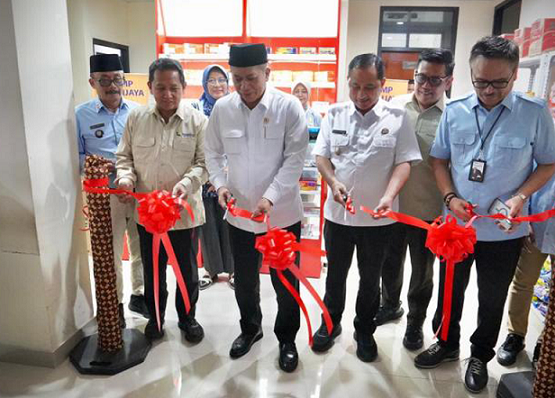 Foto: Menkop Launching 10 Percontohan Gerai Obat Kopdes Lewat Kemitraan BUMN dan Swasta