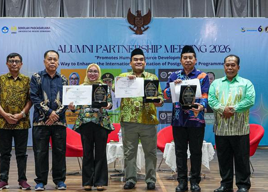 Foto: Wamenkop Raih Penghargaan Impactful Alumni Awards UNNES 2026