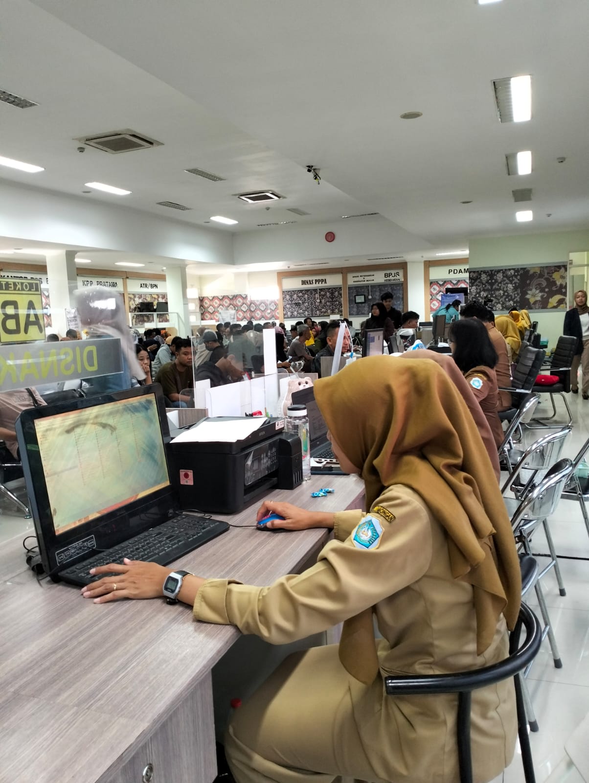 Foto: PTIMALKAN PELAYANAN, STAF DISNAKER SIAP LAYANI KARTU PENCARI KERJA DI MPP LAMONGAN SETIAP SENIN HINGGA JUMAT