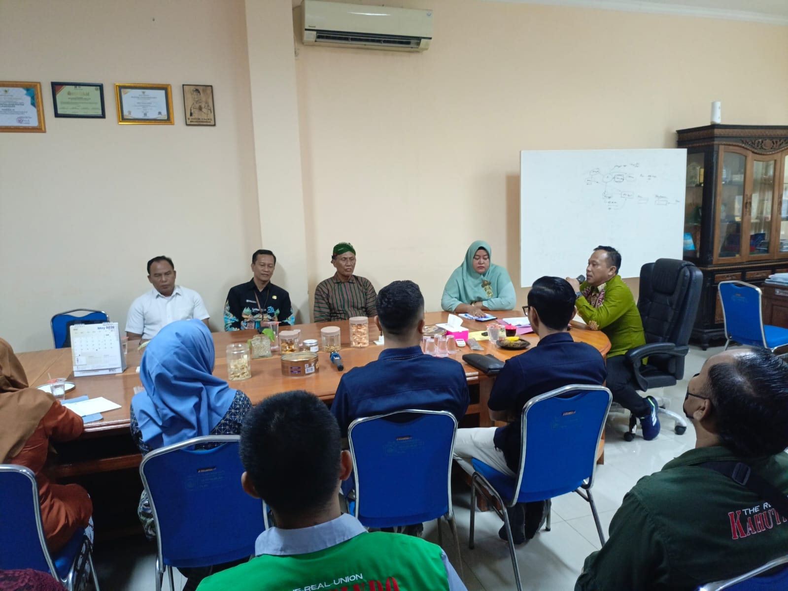 Foto: RAKOR DISNAKER LAMONGAN WUJUDKAN PERINGATAN MAYDAY YANG KONDUSIF DAN BERMAKNA