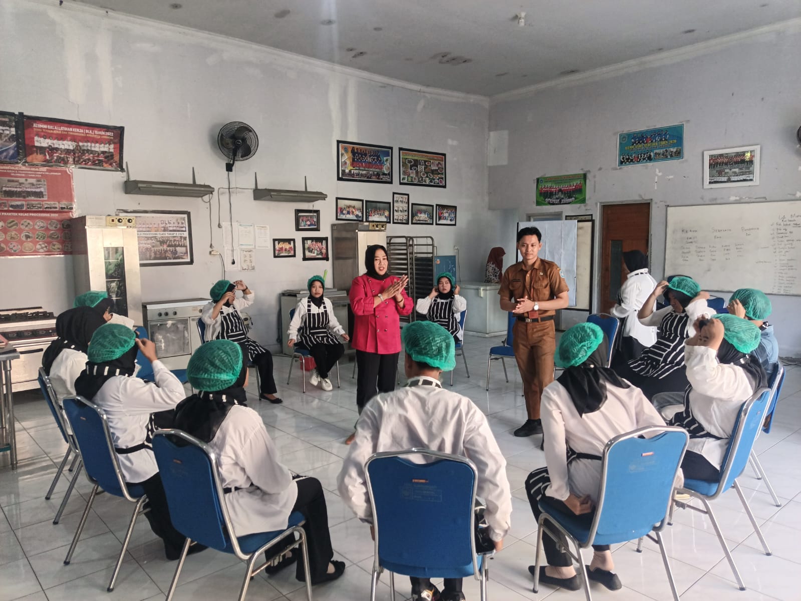 Foto: BRIEFING PAGI, TEKANKAN DISIPLIN, TANGGUNG JAWAB DAN KEBERSIHAN PADA PELATIHAN PEMBUATAN ROTI DAN KUE