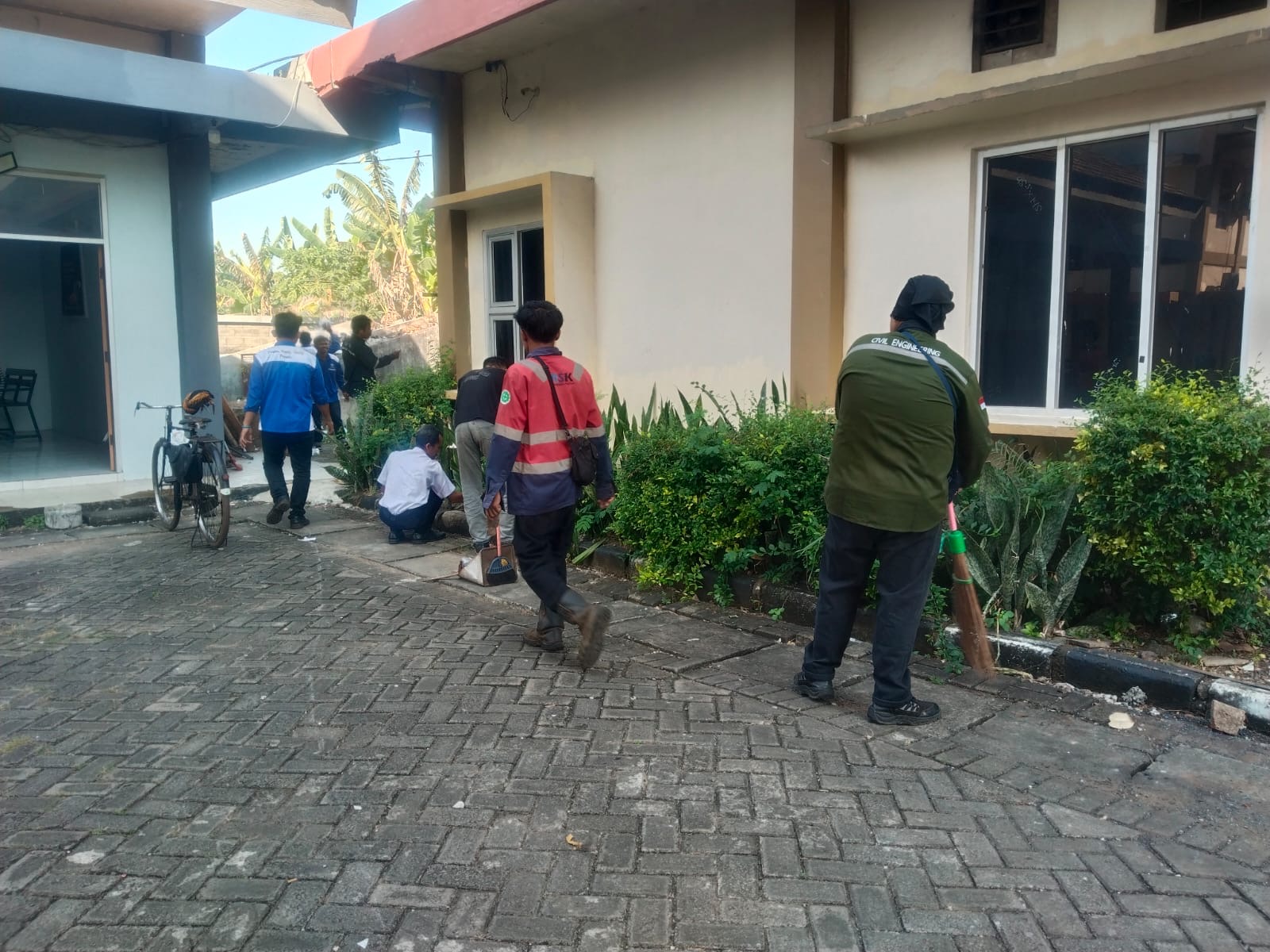 Foto: PESERTA PELATIHAN LAS SMAW 3G GELAR KERJA BAKTI DUKUNG PROGRAM GREEN OFFICE