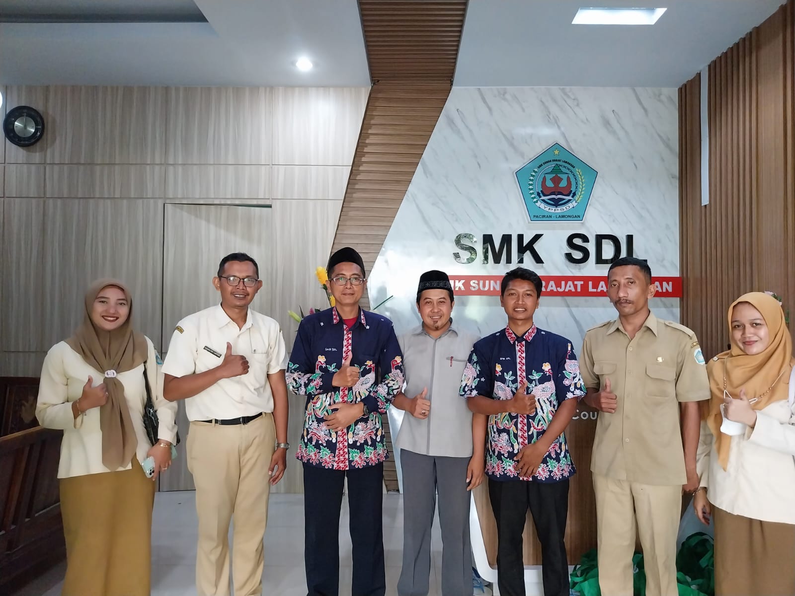 Foto: GEBRAKAN INTEGRASI DUNIA KERJA: DISNAKER LAMONGAN GELAR MONEV BKK DI SMK SUNAN DRAJAT DEMI MELEJITKAN SERAPAN LULUSAN SANTRI