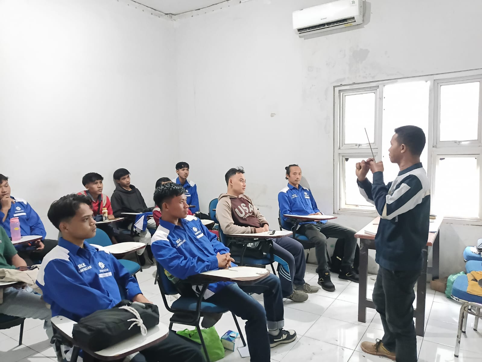 Foto: PELATIHAN LAS SMAW 3G DI BLK DISNAKER LAMONGAN BERJALAN LANCAR, PESERTA PELAJARI TEKNIK DASAR PENGELASAN