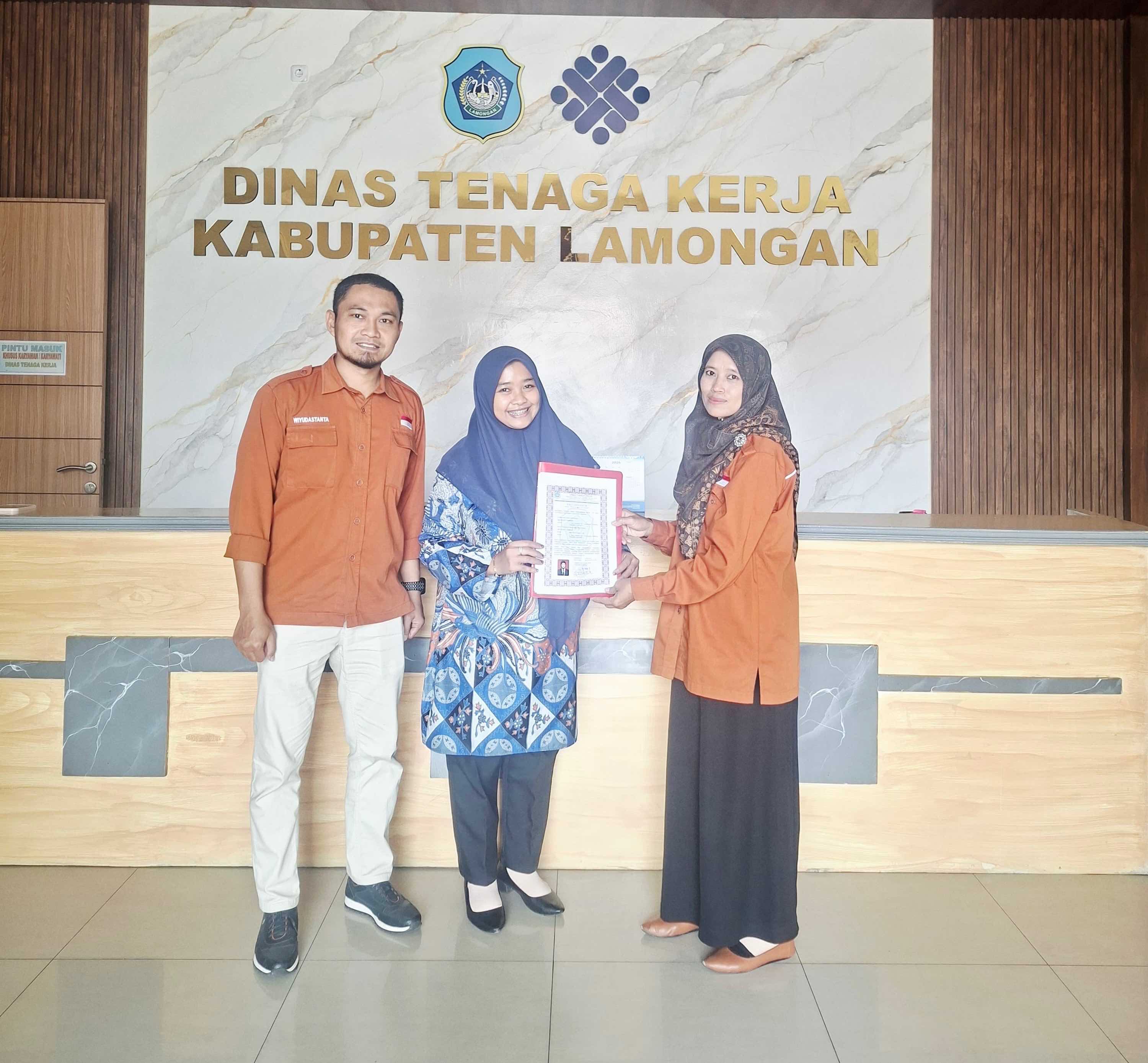 Foto: PENYERAHAN SURAT TANDA DAFTAR PETUGAS ANTAR KERJA SMK NEGERI 1 SAMBENG