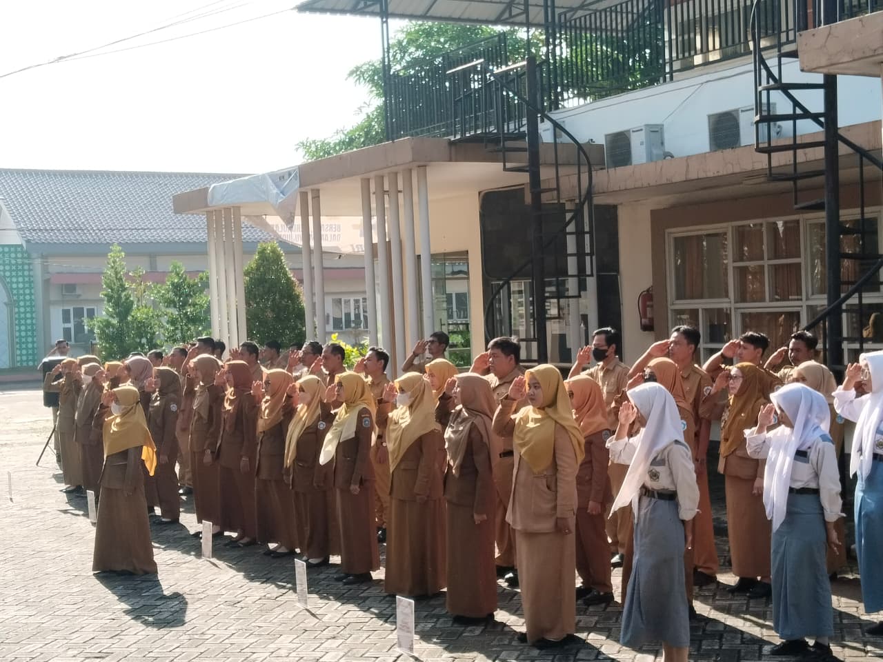 Foto: SPESIAL HARI IBU, PETUGAS APEL DARI BARISAN IBU-IBU