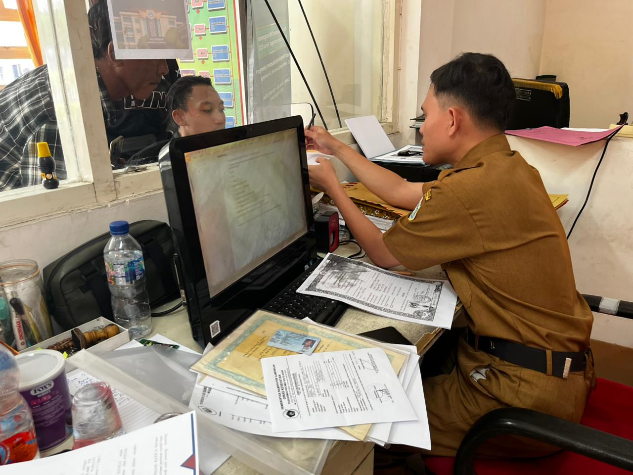 Foto: JELANG BERANGKAT KE TURKI, CPMI ASAL GLAGAH KONSULTASI KE DISNAKER LAMONGAN