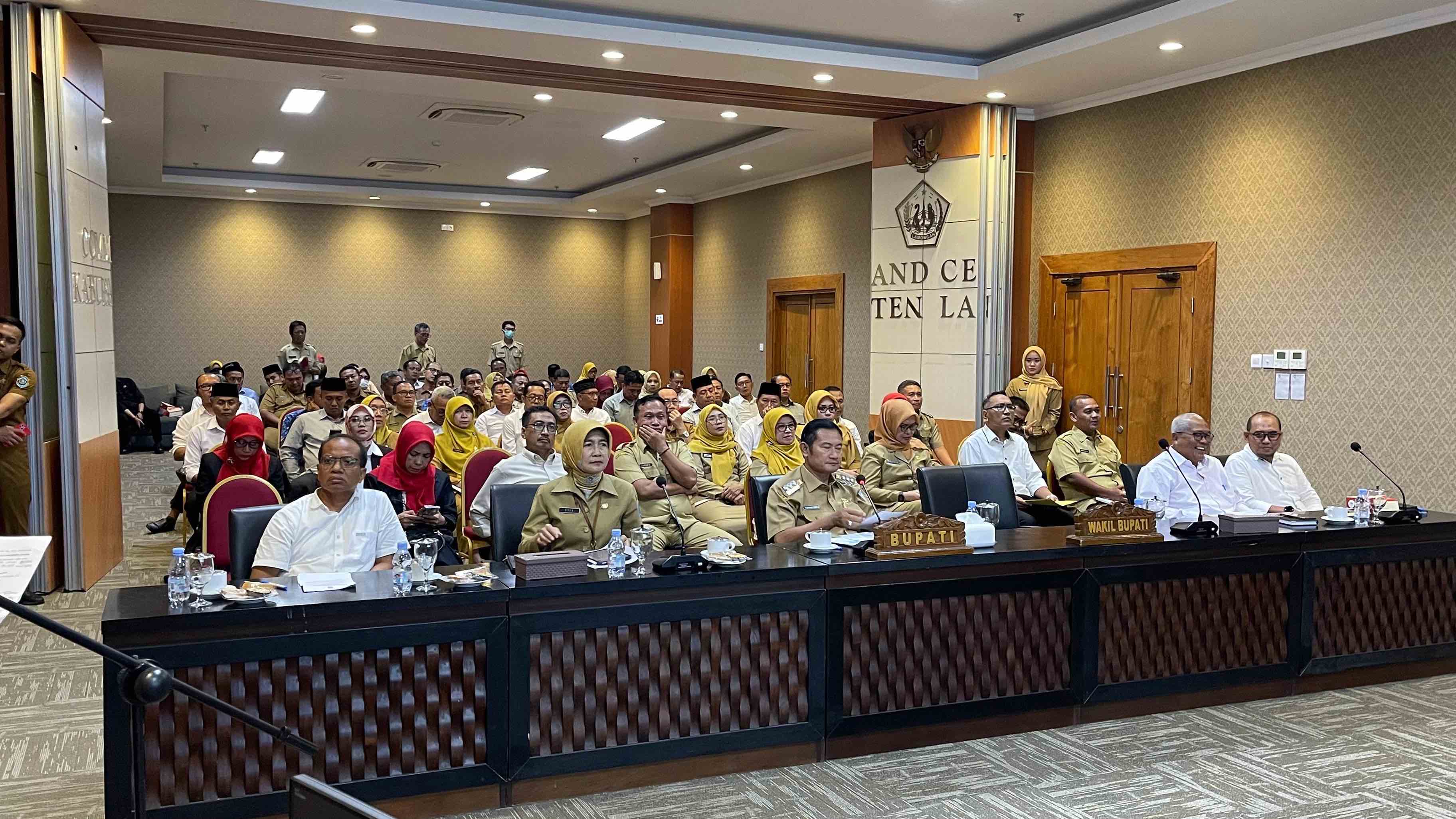 Foto: KEPALA DINAS TENAGA KERJA LAMONGAN HADIRI RAKOR EVALUASI SAKIP TAHUN 2025