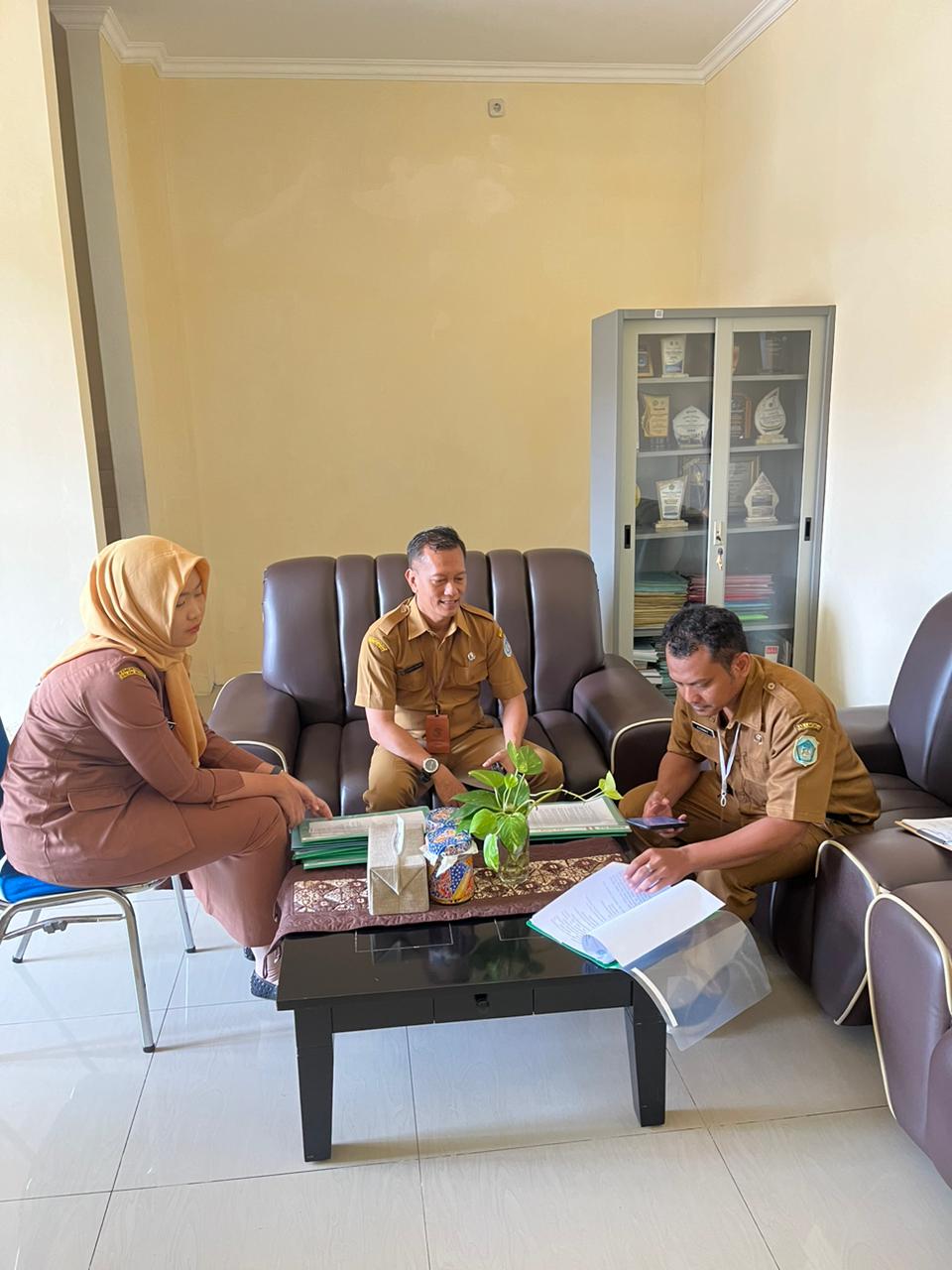 Foto: SEKDIN DAN KASUBAG UMUM KEPEGAWAIAN DISNAKER LAMONGAN DAMPINGI TIM PENILAI LOMBA GREEN OFFICE ANTAR OPD