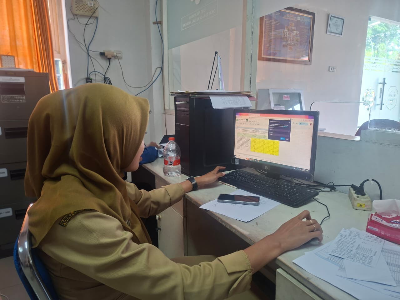 Foto: STAFF IPK DISNAKER LAMONGAN MENGISI PERMINTAAN DATA PENCARI KERJA TAHUN 2025