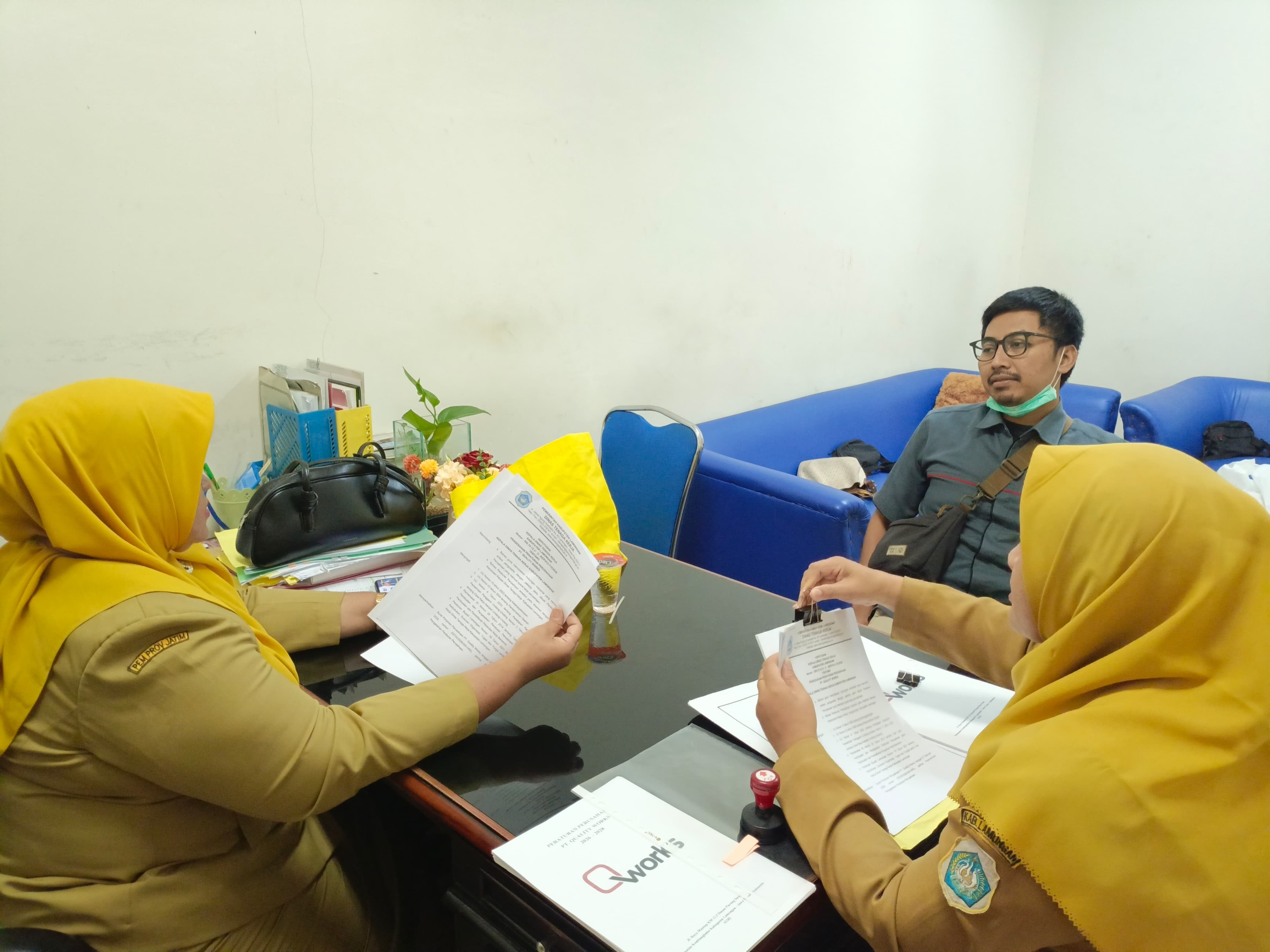 Foto: LANGKAH TERTIB ADMINISTRASI, PT. QUALITY WORKS SAHKAN PERATURAN PERUSAHAAN DI DISNAKER LAMONGAN