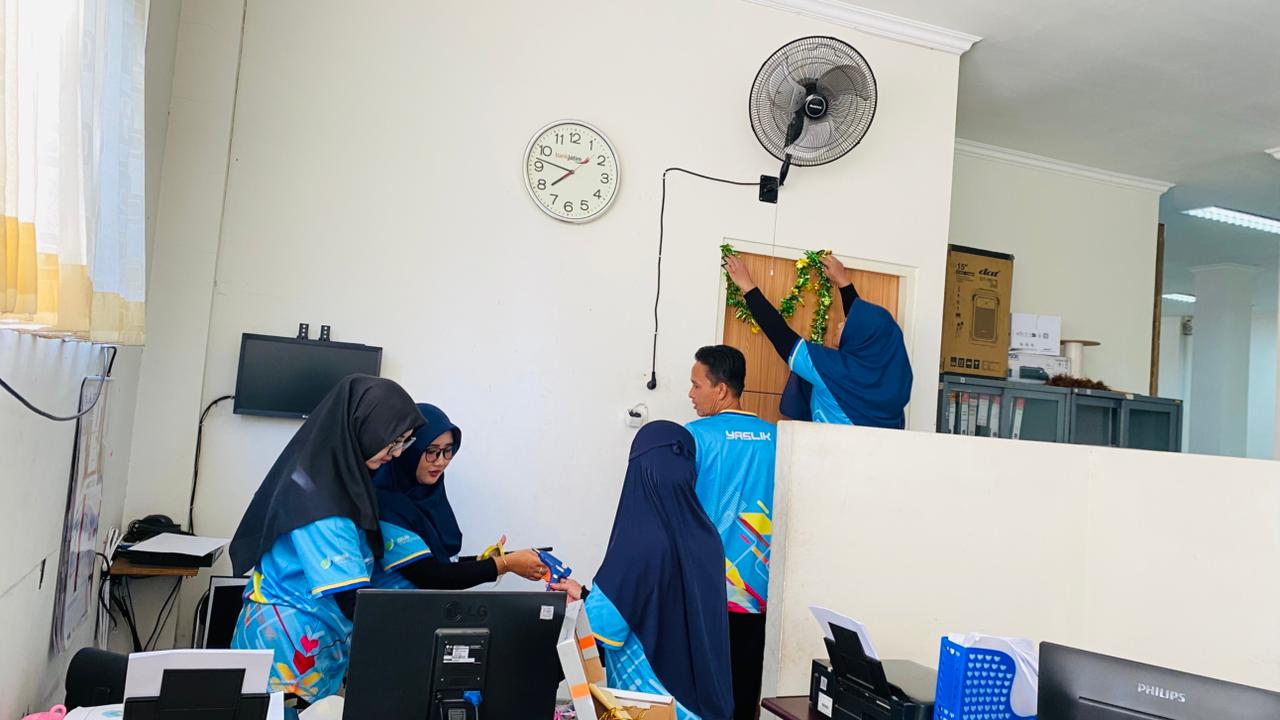 Foto: AKSI NYATA JUMAT BERSIH DISNAKER LAMONGAN: SINERGI ANTAR BIDANG DEMI PELAYANAN PUBLIK YANG NYAMAN DAN PRIMA