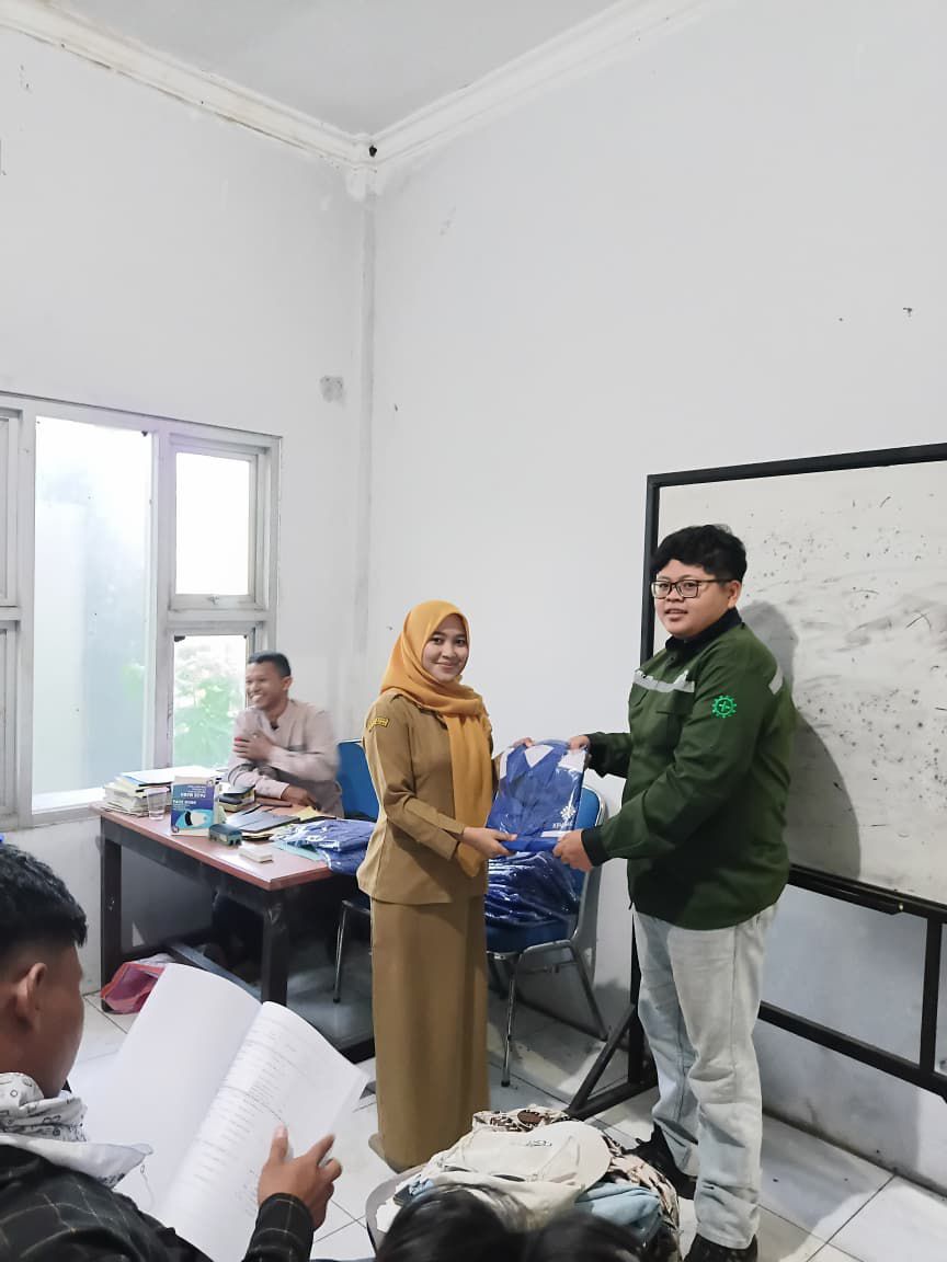 Foto: OPTIMALKAN PELATIHAN PESERTA LAS BLK DISNAKER LAMONGAN DAPAT DUKUNGAN SERAGAM DAN ATK