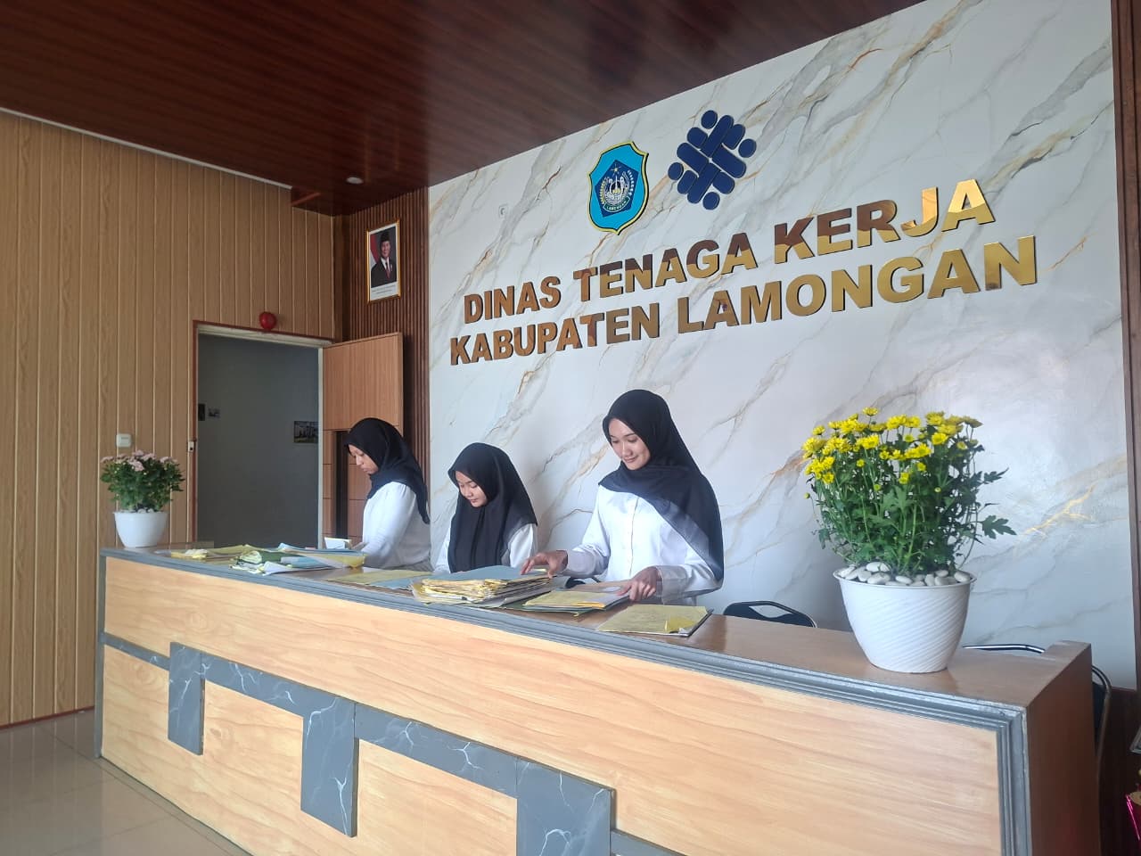 Foto: GENERASI MUDA SIAP KERJA: AKSI NYATA ANAK MAGANG DISNAKER LAMONGAN KUASAI MANAJEMEN ARSIP MODERN!