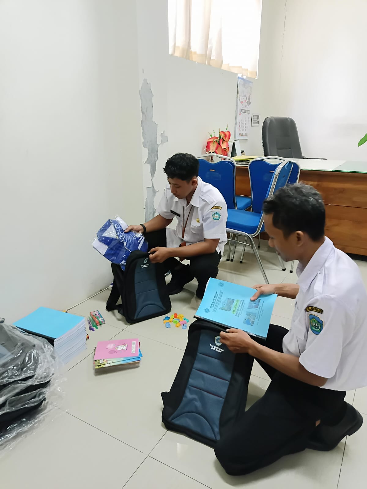 Foto: PELAKSANAAN PENYIAPAN PERLENGKAPAN PESERTA PELATIHAN OLEH STAFF BIDANG PELATIHAN