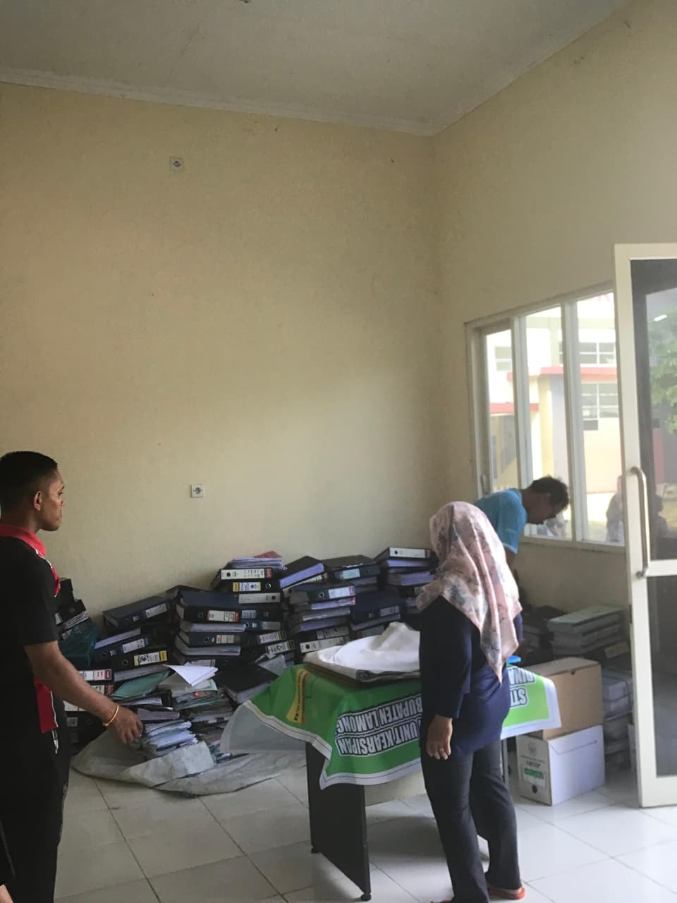 Foto: SEMANGAT JUM'AT BERSIH : PEGAWAI DISNAKER LAMOGAN BENAHI RUANG ARSIP