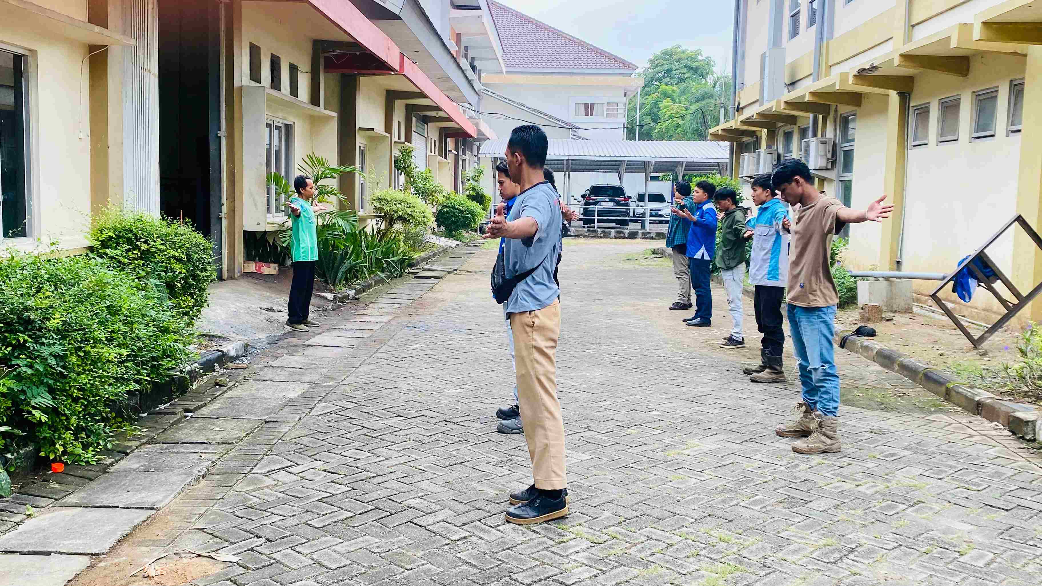 Foto: SEMANGAT PAGI PESERTA LAS BLK LAMONGAN, DIPIMPIN LANGSUNG OLEH PEMBINA DARI DISNAKER LAMONGAN