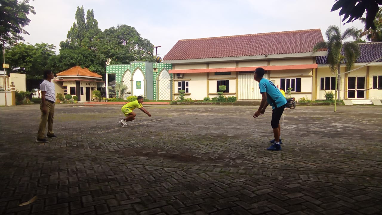 Foto: Smash Semangat! Pererat Solidaritas, Staf Disnaker Lamongan Gelar Latihan Voli Bersama