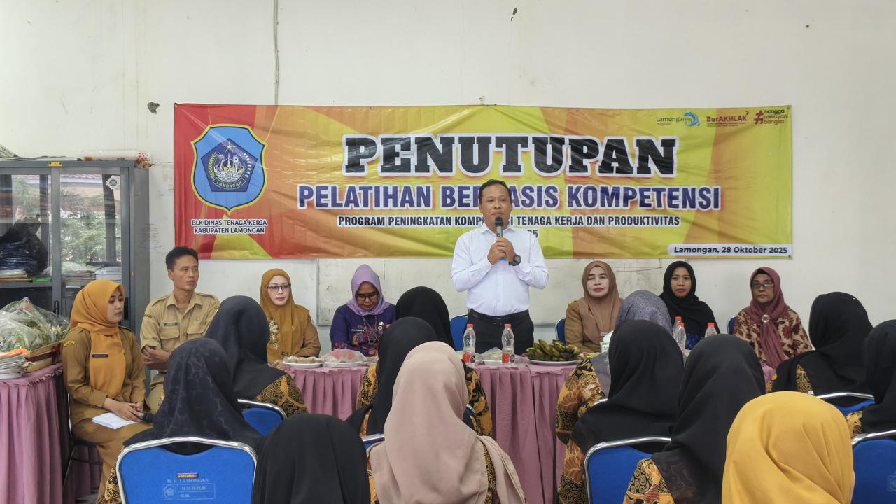 Foto: PENUTUPAN PELATIHAN PAKAIAN WANITA DEWASA DI BLK DISNAKER LAMONGAN