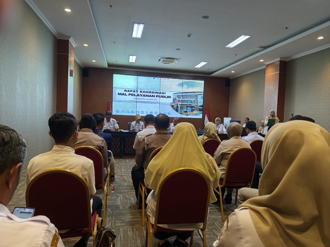 Foto: SINERGI DIGITAL UNTUK PELAYANAN PRIMA : HIGH LEVEL MEETING DORONG OPTIMALISASI PELAYANAN PUBLIK DI KABUPATEN LAMONGAN DIPIMPIN LANGSUNG SEKDA LAMONGAN