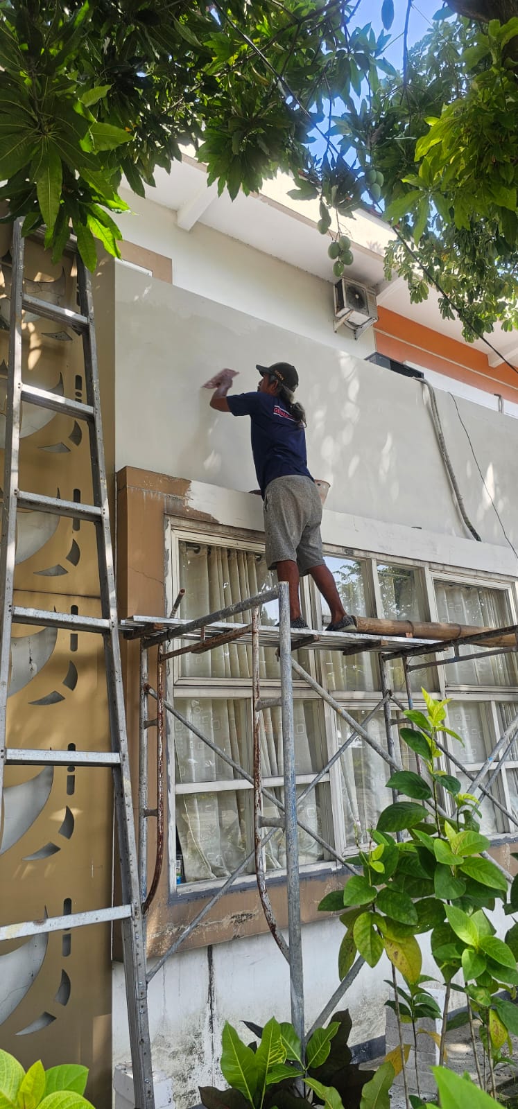 Foto: "WUJUDKAN KENYAMANAN JEMPOLAN, DINAS TERKAIT PERCANTIK FASILITAS KANTOR LAYANAN PUBLIK"
