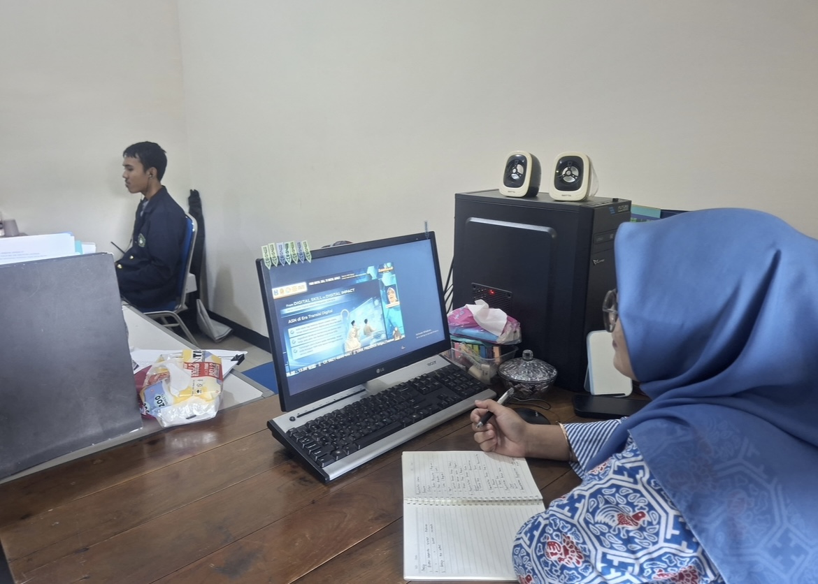 Foto: STAFF DISNAKER MENGIKUTI WEBINAR ASN