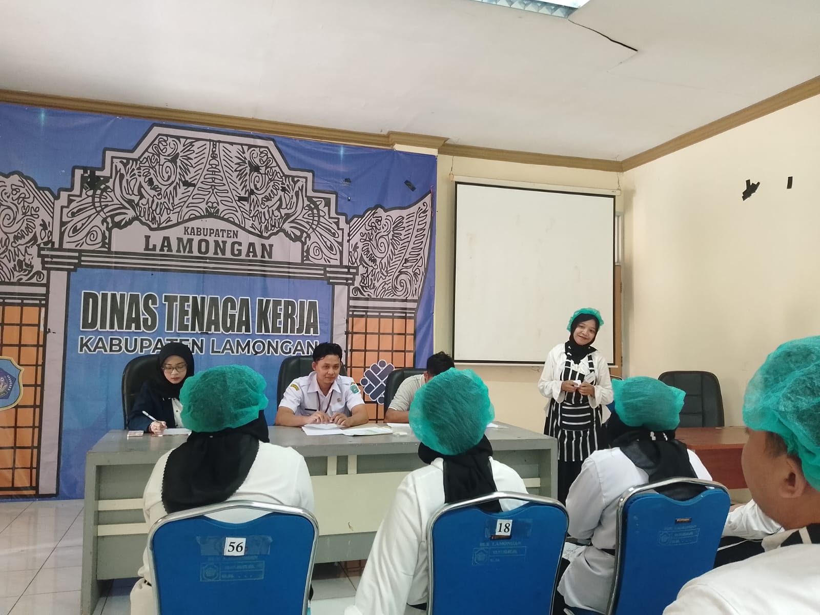 Foto: UJIAN PRESENTASI, PELATIHAN PEMBUATAN ROTI DAN KUE ASAH KOMUNIKASI SIAP BERSAING DI DUNIA USAHA