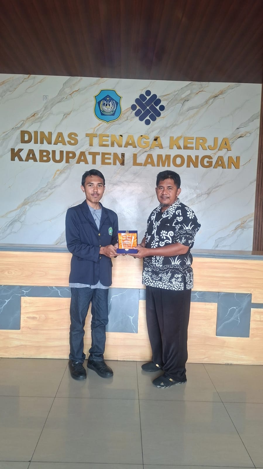 Foto: MAHASISWA UNISLA FAUZAN RIZKI SERAHKAN PLAKAT APRESIASI KEPADA BIDANG IPK DISNAKER KAB. LAMONGAN