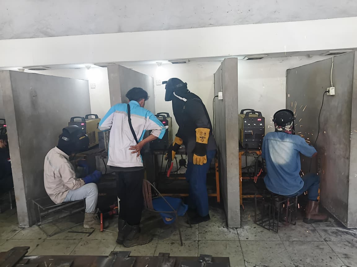 Foto: PESERTA PELATIHAN SMAW 3G TINGKATKAN KOMPETENSI MELALUI TEORI DAN PRAKTIK PENGELASAN